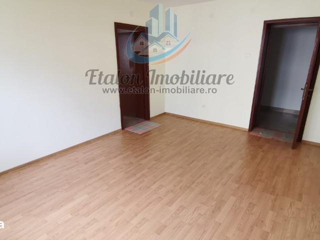 Apartament 2 camere, etaj 2, zona centrala Magazin Unic