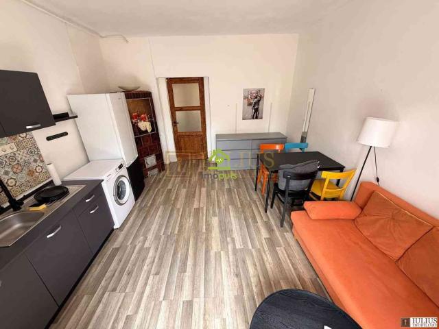 2 camere| apartament la casa curte comuna| loc de parcare| centrala proprie|