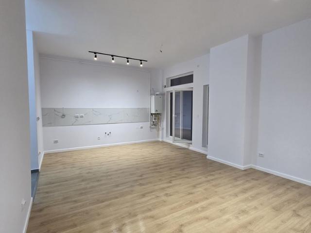 2 camere cu terasă generoasă – locuință sau birou, preț de licitație