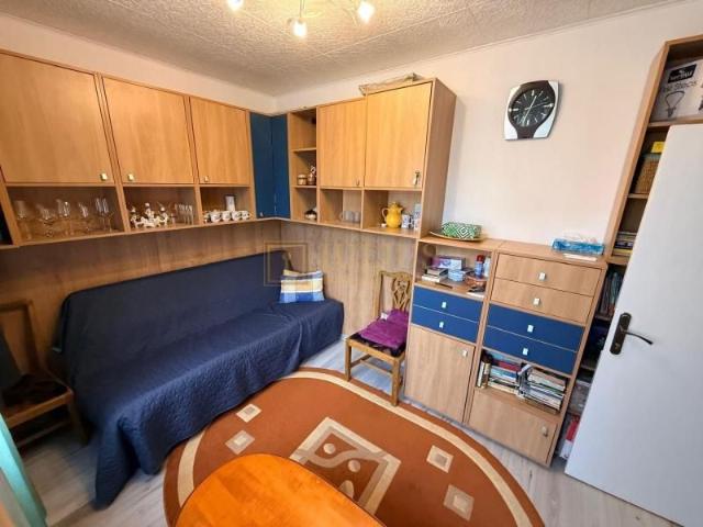 2 camere| curte comuna cu 3 apartamente| centrala proprie| zona aradului|