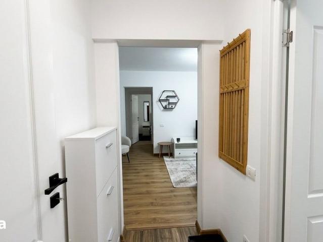 2 camere,Prima inchiriere si renovat,etaj 5/10,1 minut de Metrou si Pa