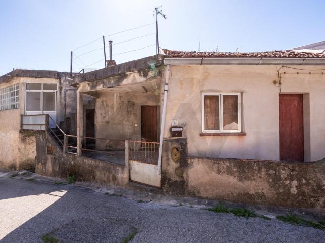 2 casas para restauro Mata do Maxial