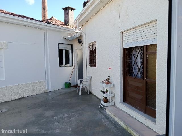 2 Casas Trreas T2 e T1, com logradouro comum, arrendadas por 660 e
