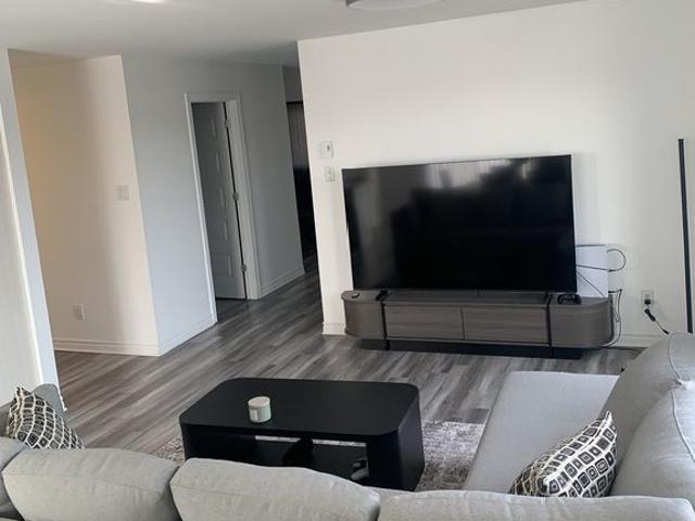 2 Chambres à Coucher Appartement à Louer