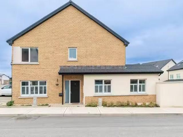 2 Clay Farm Green, Dublin 18, Leopardstown, Dublin 18, D18FP9K.