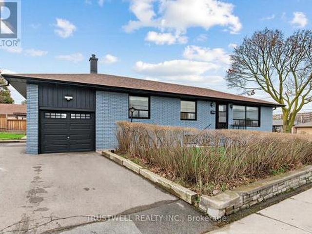 2 Del Ria Drive, Toronto, ON, M6L 1M1 house for sale | Listing ID W13481 | Royal LePage