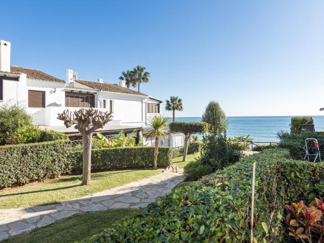 2 dormitorios frente a la playa Casa adosada en venta en Bah. 97m² Estepona