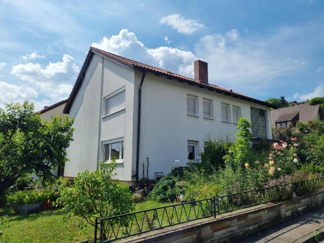 Erdgeschosswohnung sofort beziehbar! Gepflegtes Zweifam. Haus mit Doppelgarage und Garten in ruhiger Lage, Grund 638m²