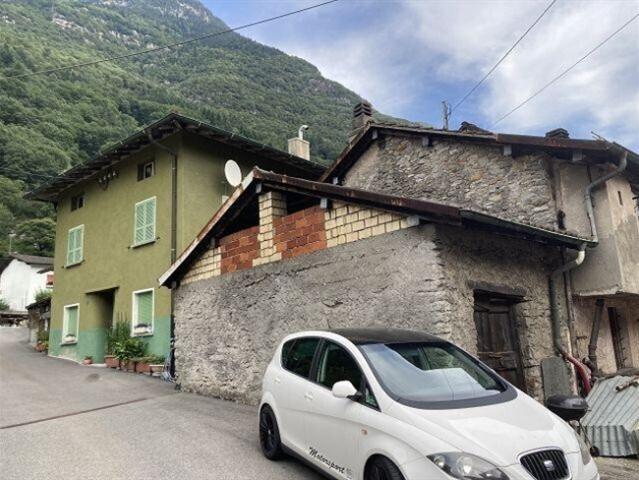 2 Familien Haus mit Nebenhaus zum Ausbauen / Doppelhaushälfte mit zu restaurierendem Nebenhaus