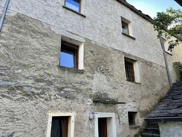 2 Familienhaus mit 3 und 4 Zimmer Wohnungen / Parted House with 3 und 4 Zimmer Wohnung