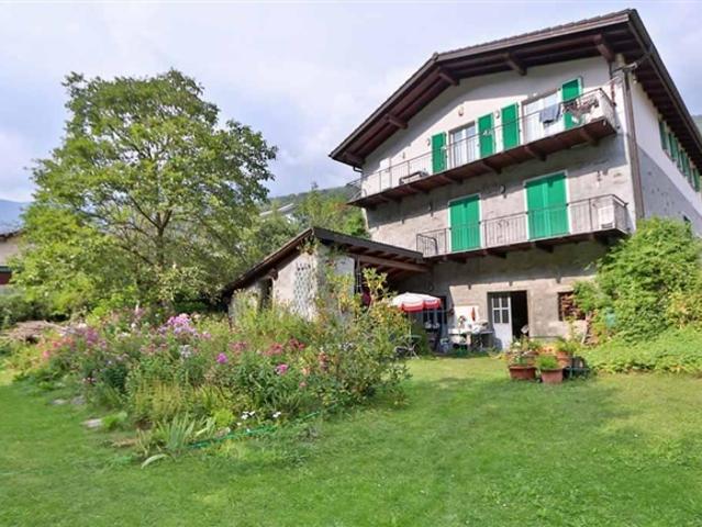 2 Familienhaus mit 4 1/2 Zi Wohnungen und grossem Garten/Bauland / two family house with 2 4 1/2 room apartments with garden and building land / two family house with 4 1/2 Zi Wohnungen and grossem Ga