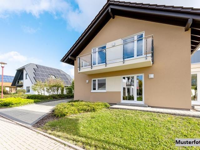 2 Familienhaus mit Anbau, Garten und 3 Garagen