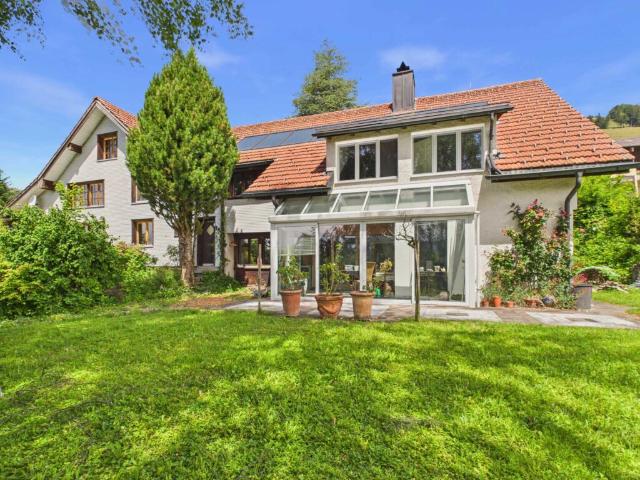 2 Familienhaus mit grosser Gartenanlage und Wiesland