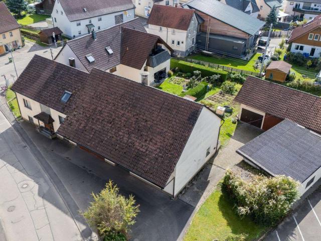 2 Familienhaus mit Scheune, Garage und Nebengebäuden sucht neuen Eigentümer
