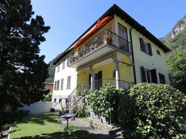 2 Familienhaus mit zwei 4 Zimmer Wohnungen mit grossem, schönem Garten / Part detached house with 2 4 Zimmer Apartments