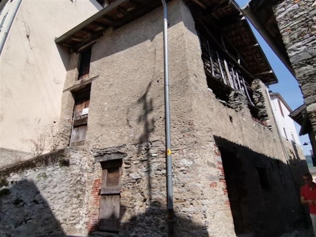 2 Ferienhäuser im Herzen von Miglieglia / zwei Dorfhäuser zum Ausbauen