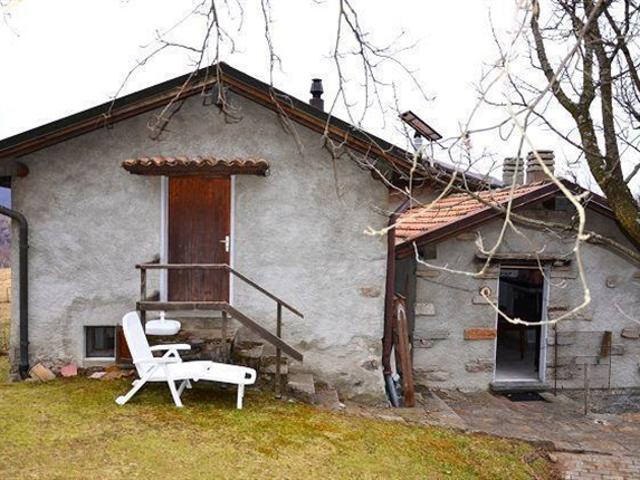 2 Ferienhäuser mit Land in der Natur / 2 cottages with land in the middle of nature