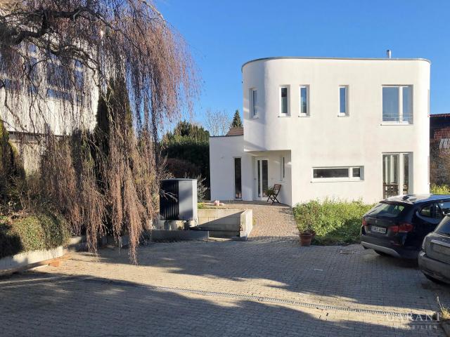 2 Gebäude: 1 Bürohaus und 1 Wohnhaus mit ca. 460 qm Gesamtfläche Viele Nutzungsmöglichkeiten!