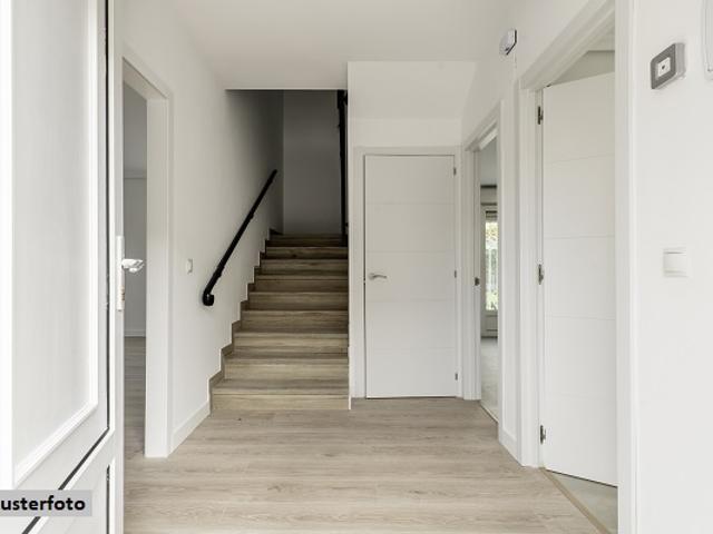 2 Gewerbeeinheiten, 4 Außen und 8 TG Stellplätze