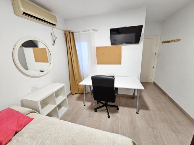 2 HABITACIONES DISPONIBLES EN ALQUILER PARA ESTUDIANTES. ALMERIA CAPITAL ZONA CENTRO AVDA. PABLO IGLESIAS
