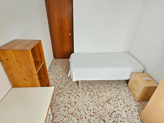 2 HABITACIONES DISPONIBLES! EXCLUSIVO PARA CHICAS ESTUDIANTES, DE 4 DORMITORIOS + 2 BAÑOS