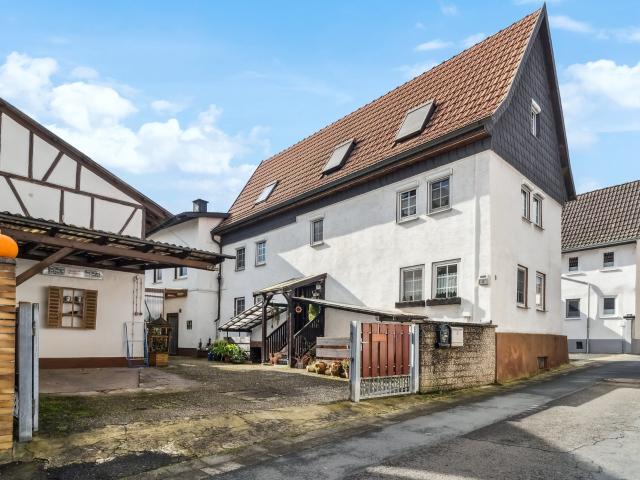 2 Häuser in zentraler Lage plus Nebengebäude