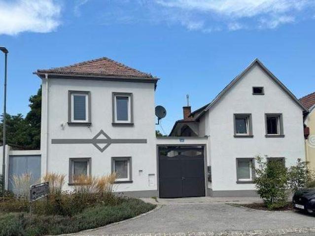 Traumhaftes Mehrfamilienhaus Ensemble: 3 Wohneinheiten, XL Garten, 2 Garagen!