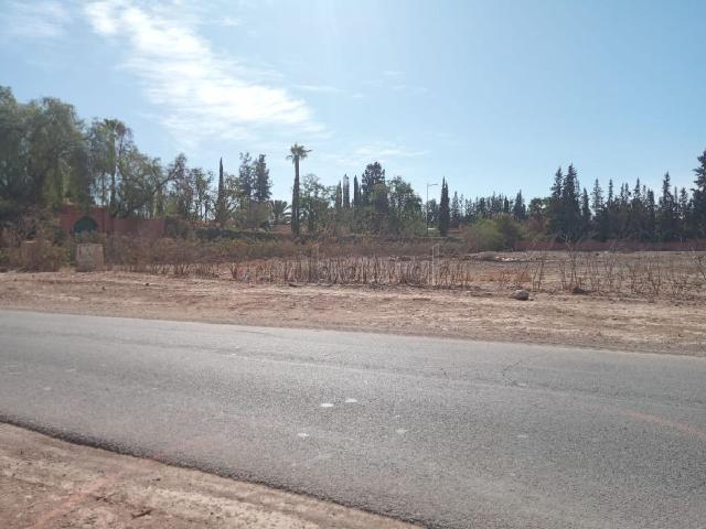 2 hectares titré sur le bord de la route principale route ourika