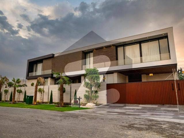 2 kanal elegant and fully maintained super hot located bungalow is available in the best block of dha lahore