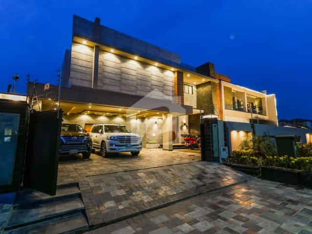 2 kanal full furnished facing park near to tim horton foe sale