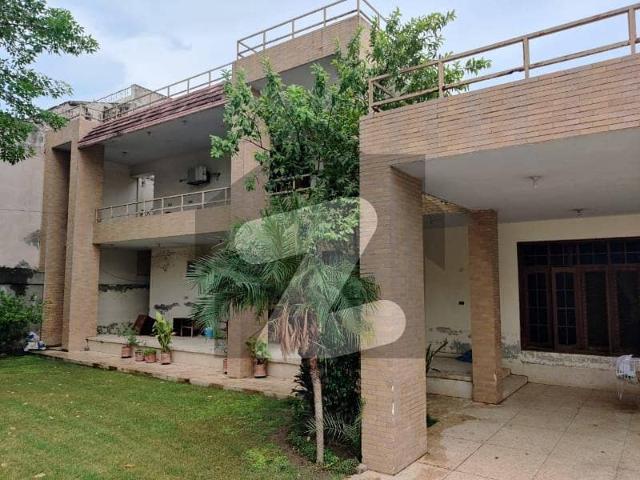 2 Kanal 25 Years Old House Single Owner Documents Clear Investor Price, 80 Front Best Opportunity For Investment Commission 2 Percent price final