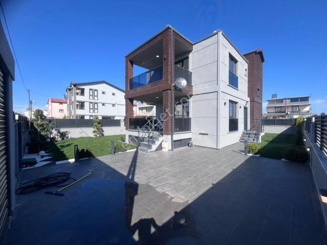 2 Katlı Altta Odalı Müstakil Peyzajlı Verandalı Villa