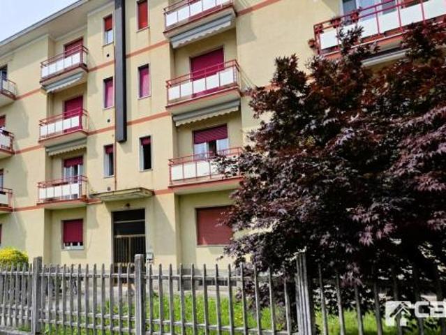 2 LOCALI con CANTNA e BOX In zona tranquilla, proponiamo in vendita esclusiva luminoso appartamento termoautonomo posto al piano primo caratterizza