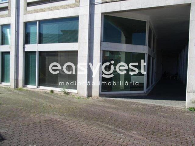 2 Lojas total de 172m2 situadas numa zona residencial
