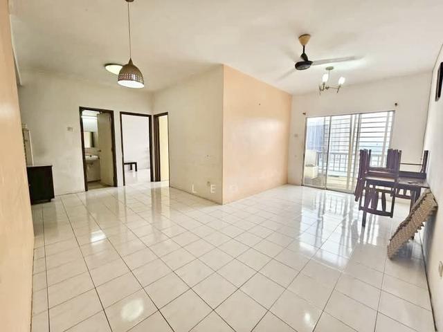 2 Parking VISTA PINGGIRAN APARTMENT TAMAN EQUINE