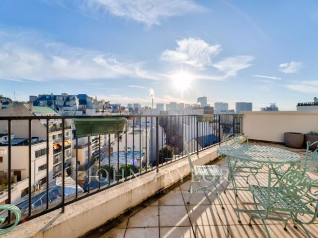2 pièces 8ème étage avec terrasse vue Tour Eiffel