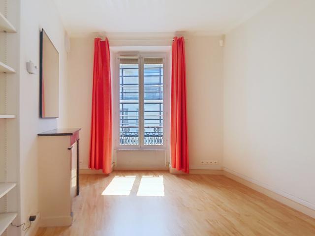 2 PIECES 3 EME ET DERNIER ETAGE SUR COUR RUE DE LA FONTAINE AU ROI 24.19 m2
