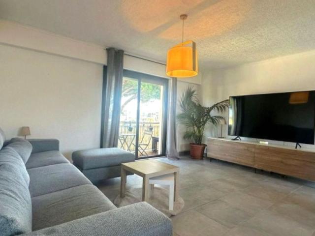? 2 PIÈCES TRAVERSANT 52 m² DERNIER ÉTAGE CALME
