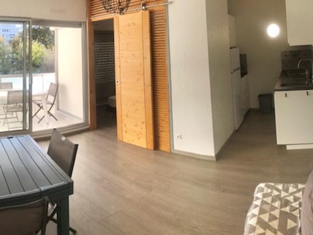 2 PIECES CABINE AVEC GARAGE ET CELLIER