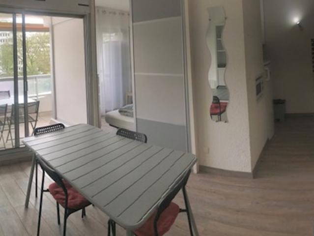 2 pieces cabine +garage résidence avec piscine