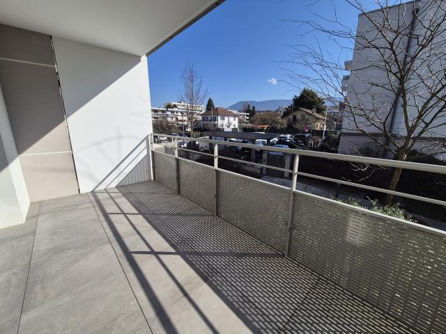 2 PIECES DANS IMMEUBLE DE 2017 PARKING ET GRENIER