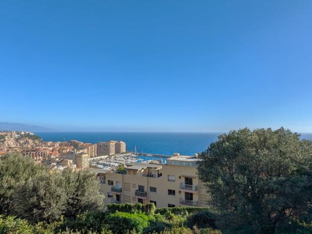2 PIECES DE 40 M2 TERRASSE DE 14 M2 RESIDENCE DE GRAND STANDING PROCHE MONACO. BOX