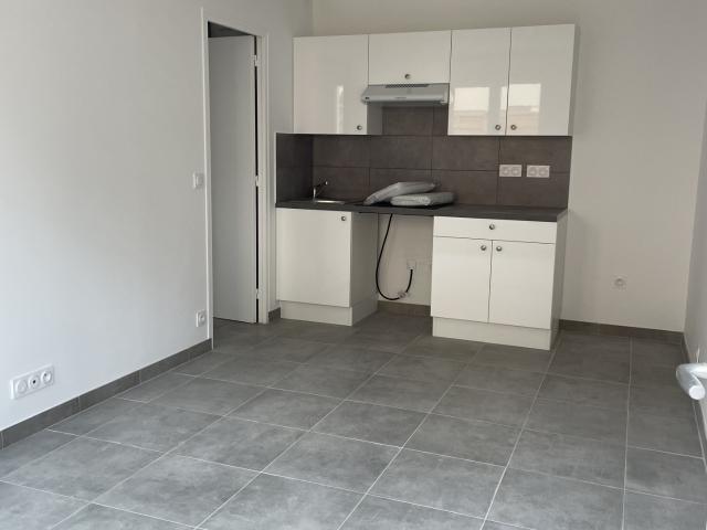 2 pièces de 25.57 m2 avec petit jardin privatif à 15 min à pied du RER A