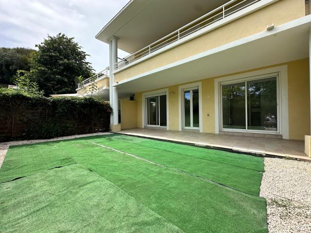 2 pièces en rez de jardin Ste Colombe / Les Travails