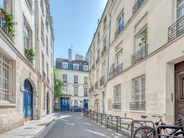 2 pièces lumineux, traversant, avec cave Emplacement d’exception dans le Marais