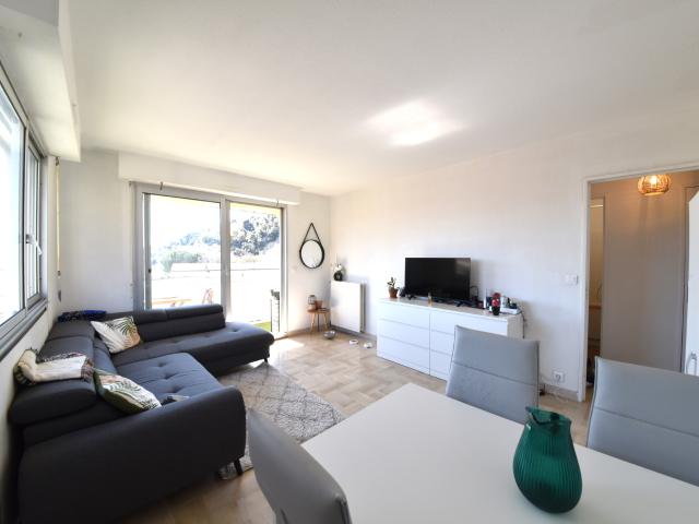2 PIECES LUMINEUX AVEC TERRASSE