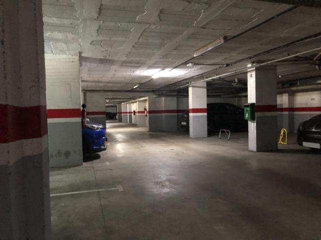 Plaza de garaje MUY GRANDE, ideal para dos coches o un coche grande y varias motos. Se pueden inscribir en el Registro por separado