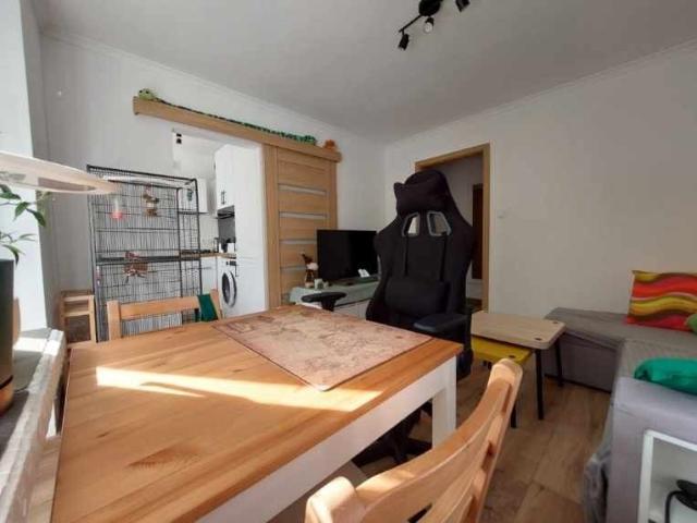 2 pokoje z balkonem z widokiem na zieleń