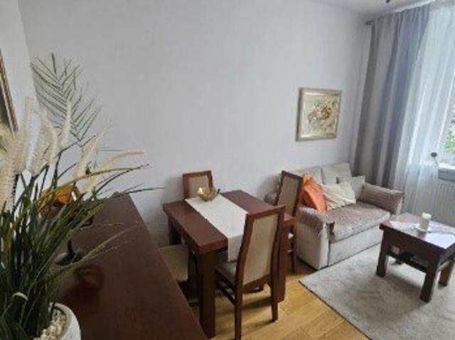 Sprzedam 2 pokojowe mieszkanie 30 m² z balkonem i piwnicą w centrum Warszawy