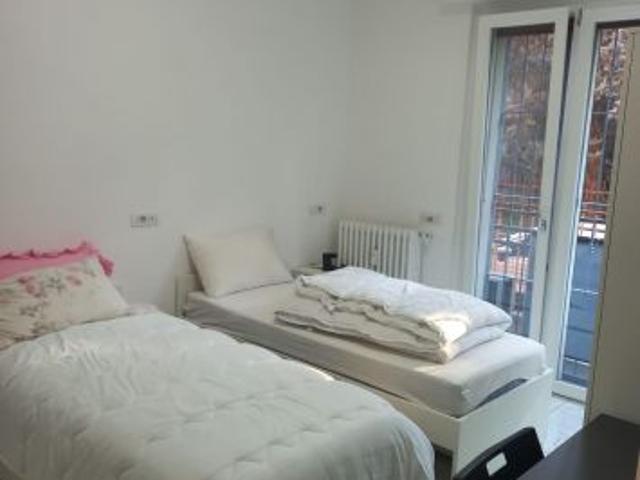 2 posti letto in ampia e luminosa camera doppia con balcone [M2 CIMIANO]